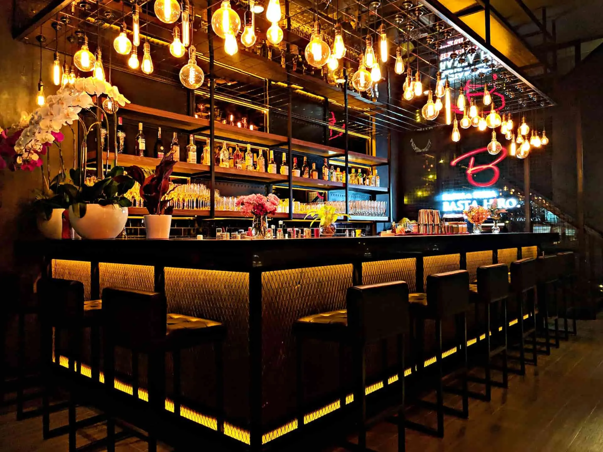 9 Best Bars & Clubs in Lagos, Portugal Spots to party! [2024]